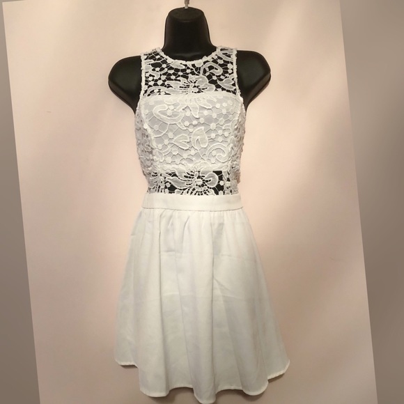 Dresses & Skirts - Beautiful white dress with lace